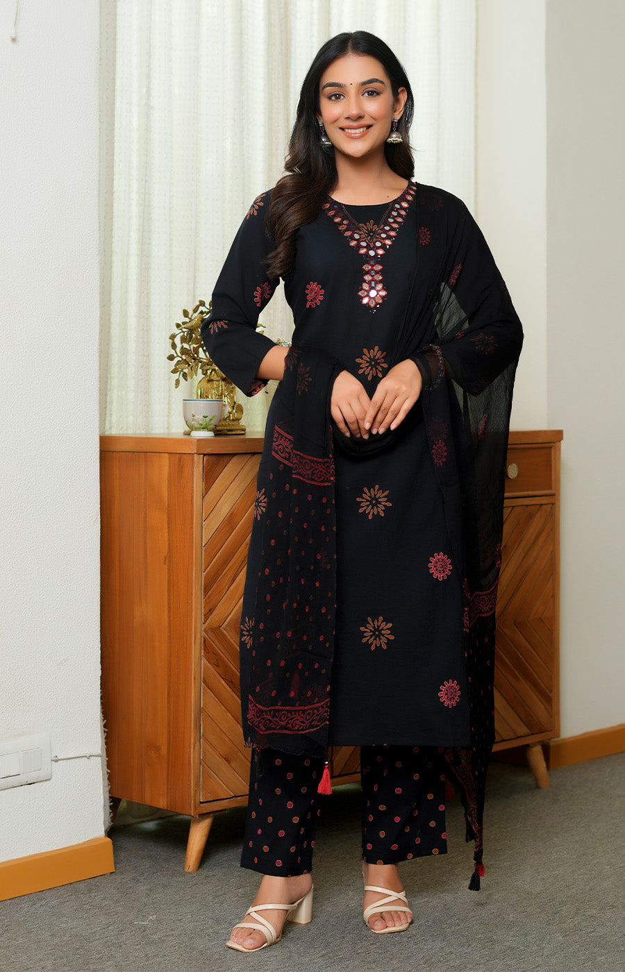 Zariya – Black Embroidered Kurta Set