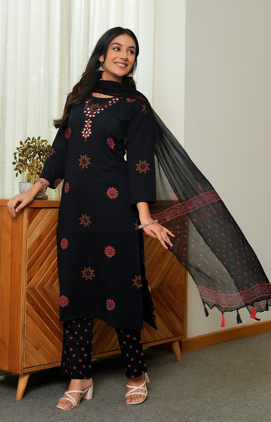Zariya – Black Embroidered Kurta Set