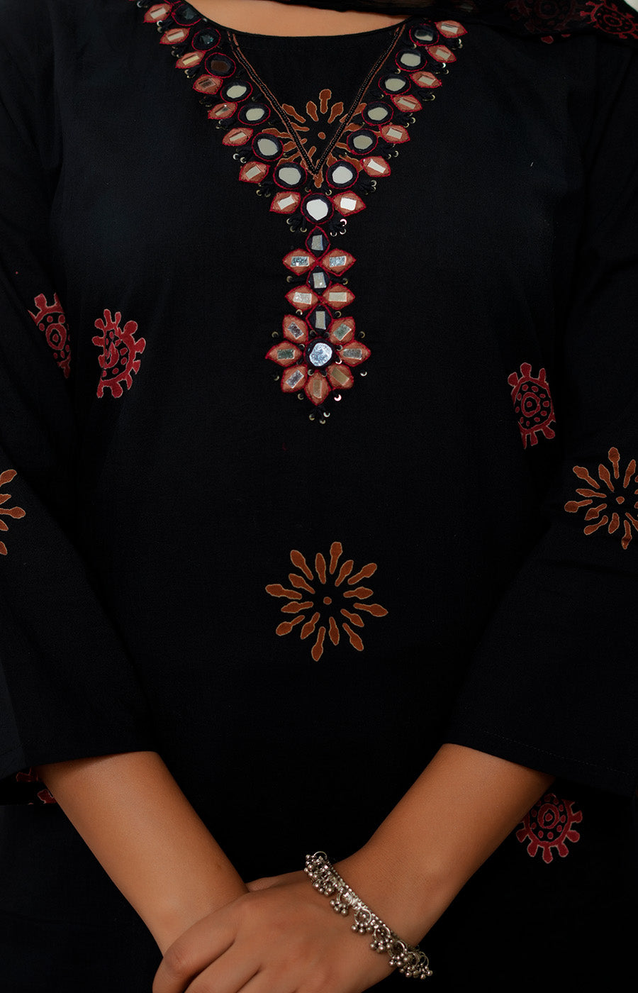 Zariya – Black Embroidered Kurta Set
